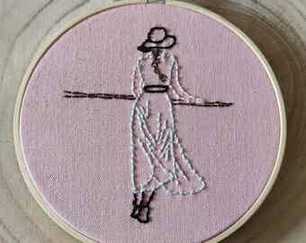 Femme regardant l'horizon