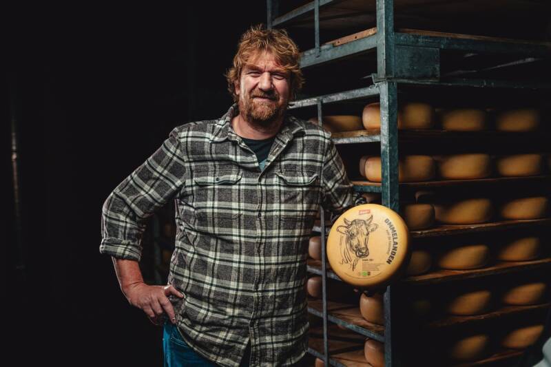 kaasmaker Yuri staat voor zijn kazen