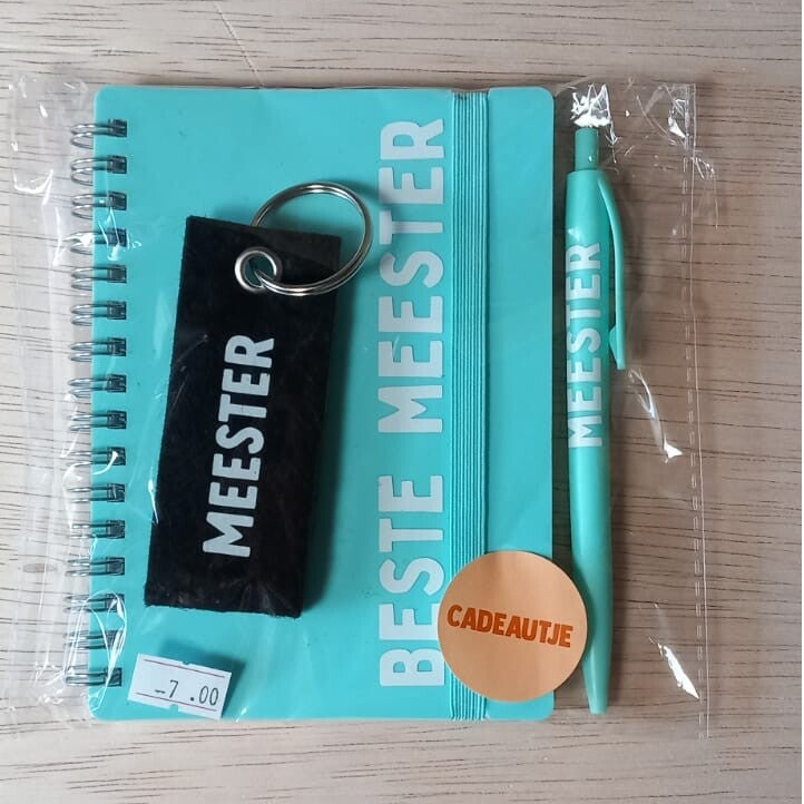 Cadeauset Beste Meester – Lichtblauw Notitieboekje, Pen & Zwarte Vilten Sleutelhanger