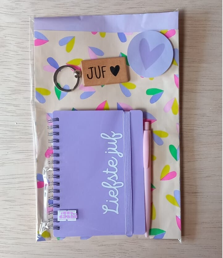 Cadeausetje voor de juf- Notitieboekje, sleutelhanger en pen