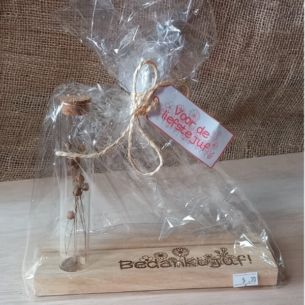 Bedankje voor de juf- Kaartenhouder met reageerbuisje