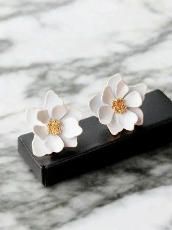 Boucles d’Oreilles Fleur Blanche & Cœur Doré – Élégance Romantique