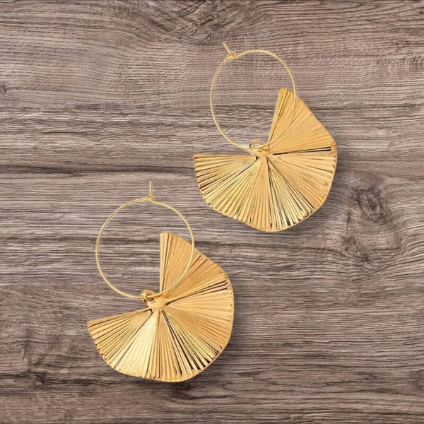 Boucles d'oreilles semi-circulaire avec lignes rayonnantes, élégance moderne