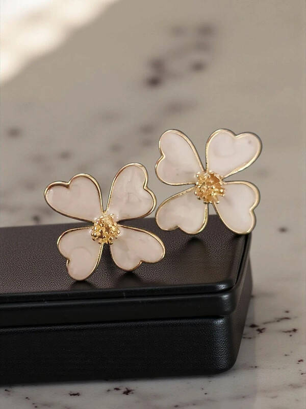 Boucles d’oreilles fleurs nacrées contour doré 🌸✨