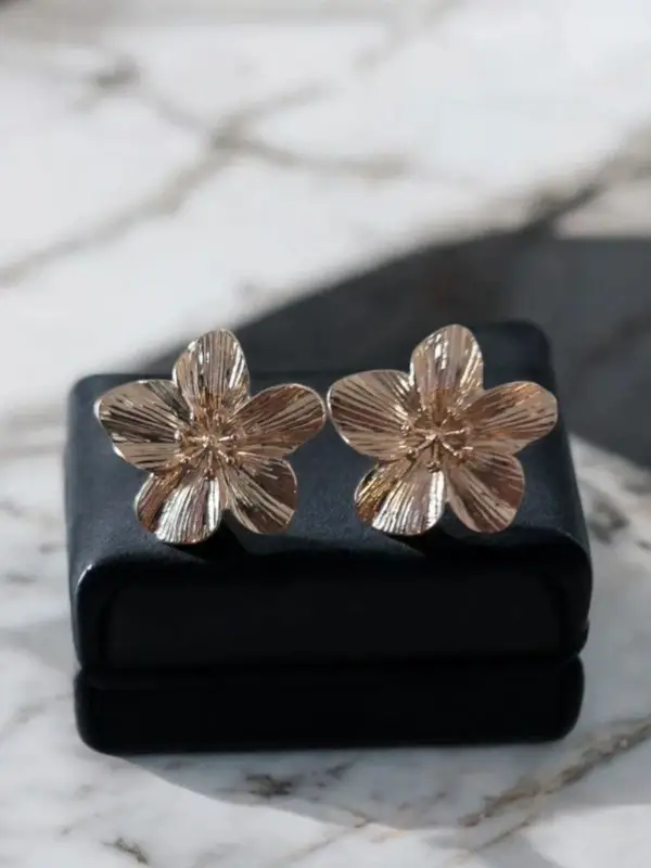 Boucles d'oreilles florales, élégance délicate