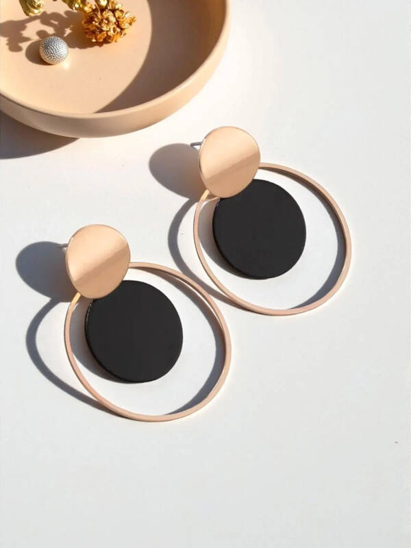 Boucles d'oreilles géométriques en doré et noir, style moderne et élégant