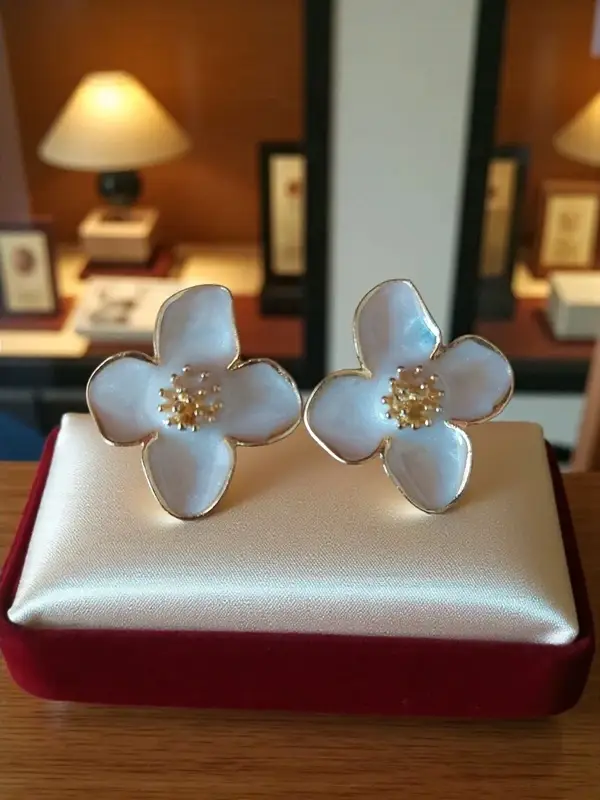 Boucles d'oreilles en perles d'ivoire avec centres en pierres dorées, élégance raffinée