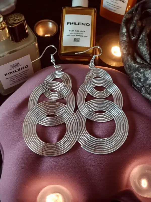 Boucles d’oreilles pendantes argentées multi-anneaux – Bijou moderne et élégant