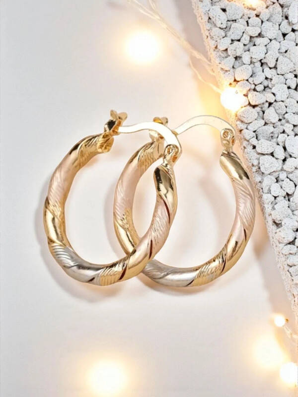 Boucles d'oreilles en or bicolore texturé, élégance moderne