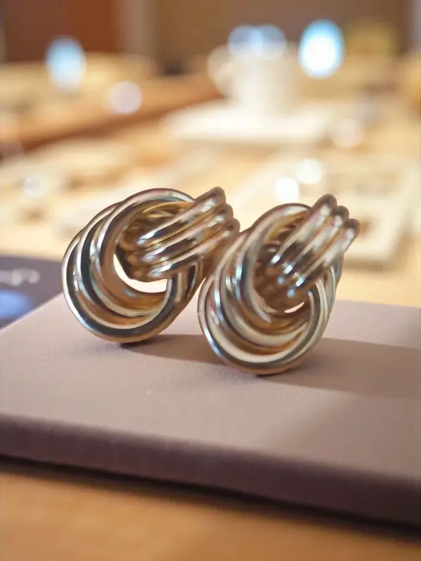 Boucles d'oreilles  avec anneaux concentriques, élégance moderne