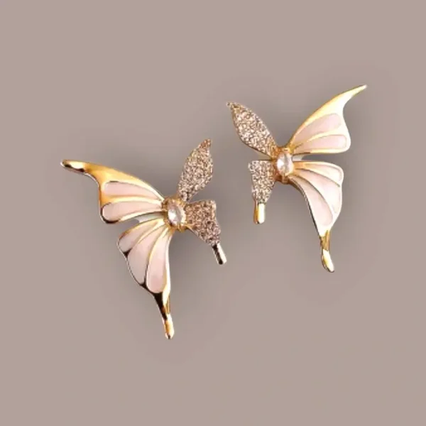 Boucles d'oreilles papillons en or rose, émail et pierres scintillantes, élégance délicate