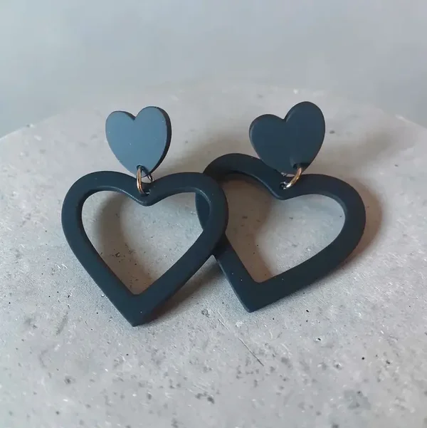 Boucles d'oreilles en cœur noir , design moderne et élégant