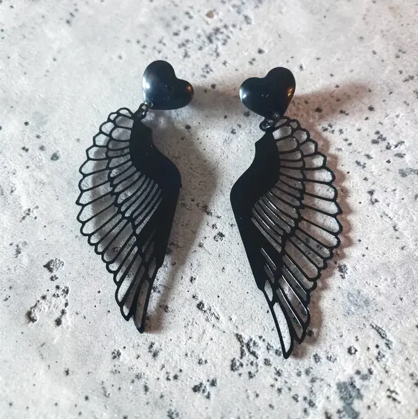 Boucles d'oreilles en forme d'ailes avec cœur noir, style moderne et élégant