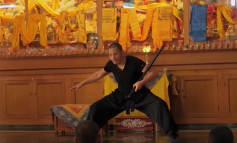 Tulku Lobsang en pleine démonstration de l'épée de Sagesse Tog Chöd devant l'autel du Monastère de Gyuto