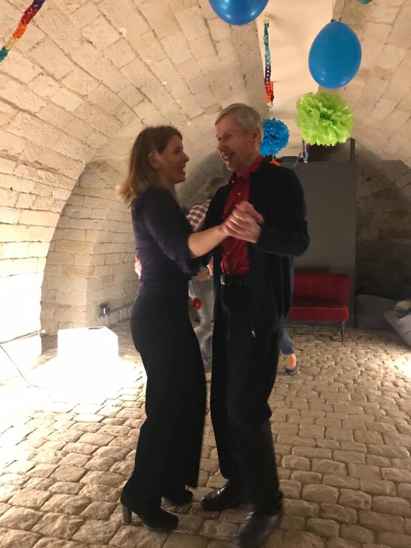 Tanzen trotz(t) Demenz. Mein an Demenz erkrankter Vater und ich bei einer Geburtstagsooarty in der Casa Dementia.