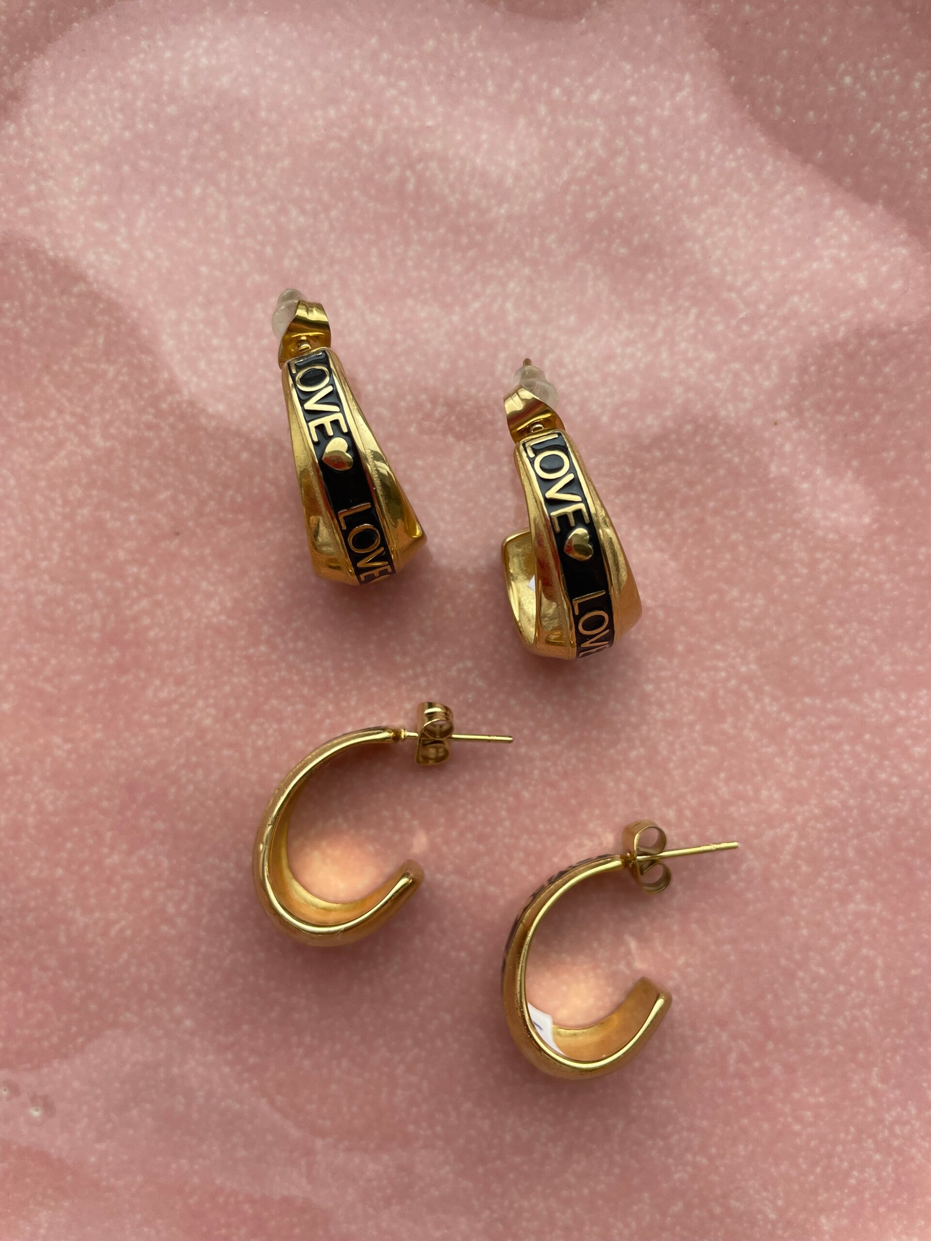 Love earrings black gold