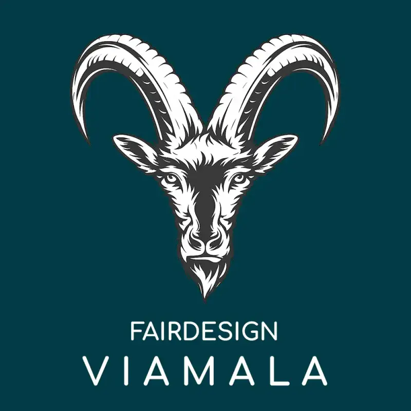 Fairdesign Viamala Logo mit einer detaillierten Steinbock-Illustration auf dunkelblauem Hintergrund – Grafikdesign aus der Region Viamala.