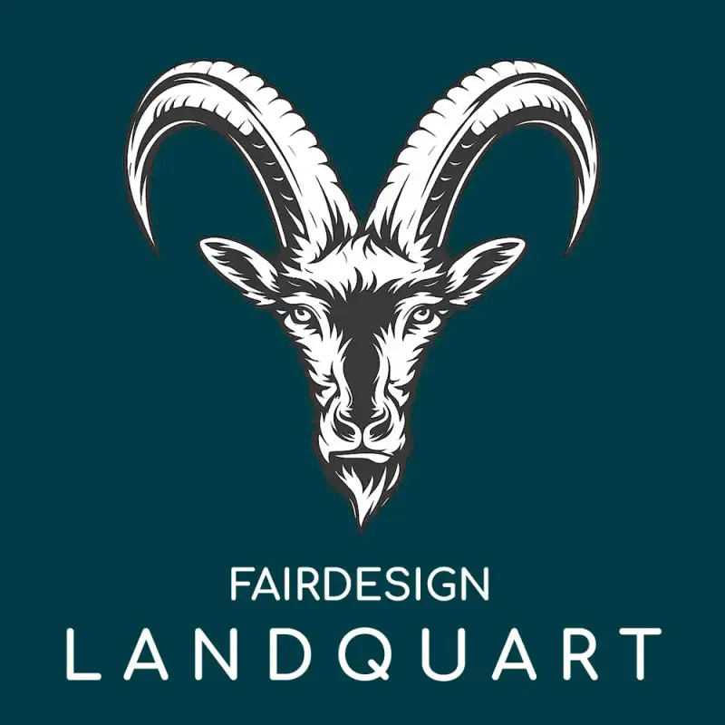 Logo-Grafik Illustration eines Steinbock-Kopfes in Schwarz-Weiß auf dunkelblauem Grund, darunter der Text „FAIRDESIGN LANDQUART“.