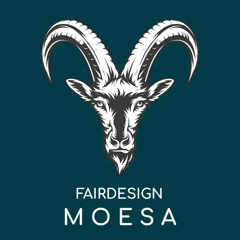 Logo-Illustration eines Steinbockkopfes in Schwarz-Weiß auf dunkelblauem Grund mit dem Text „FAIRDESIGN MOESA“.