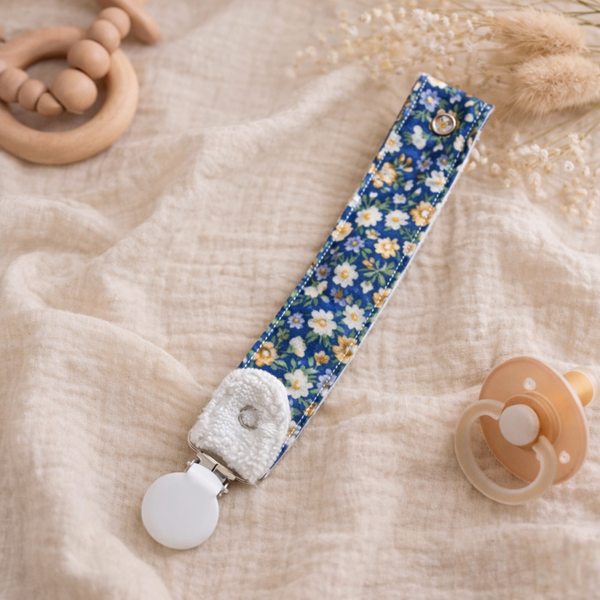 Attache tétine bleu fleurie
