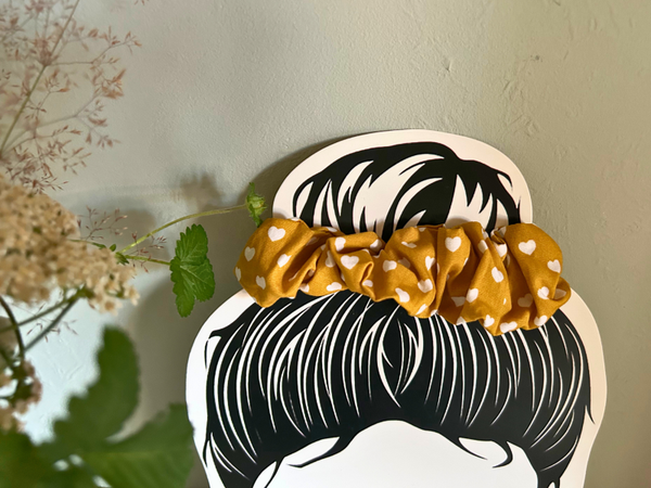 Scrunchie - Gelb mit weißen Herzen