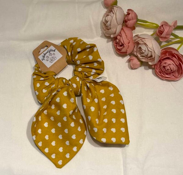 Scrunchie mit Schleife - gelb mit weißen Herzen