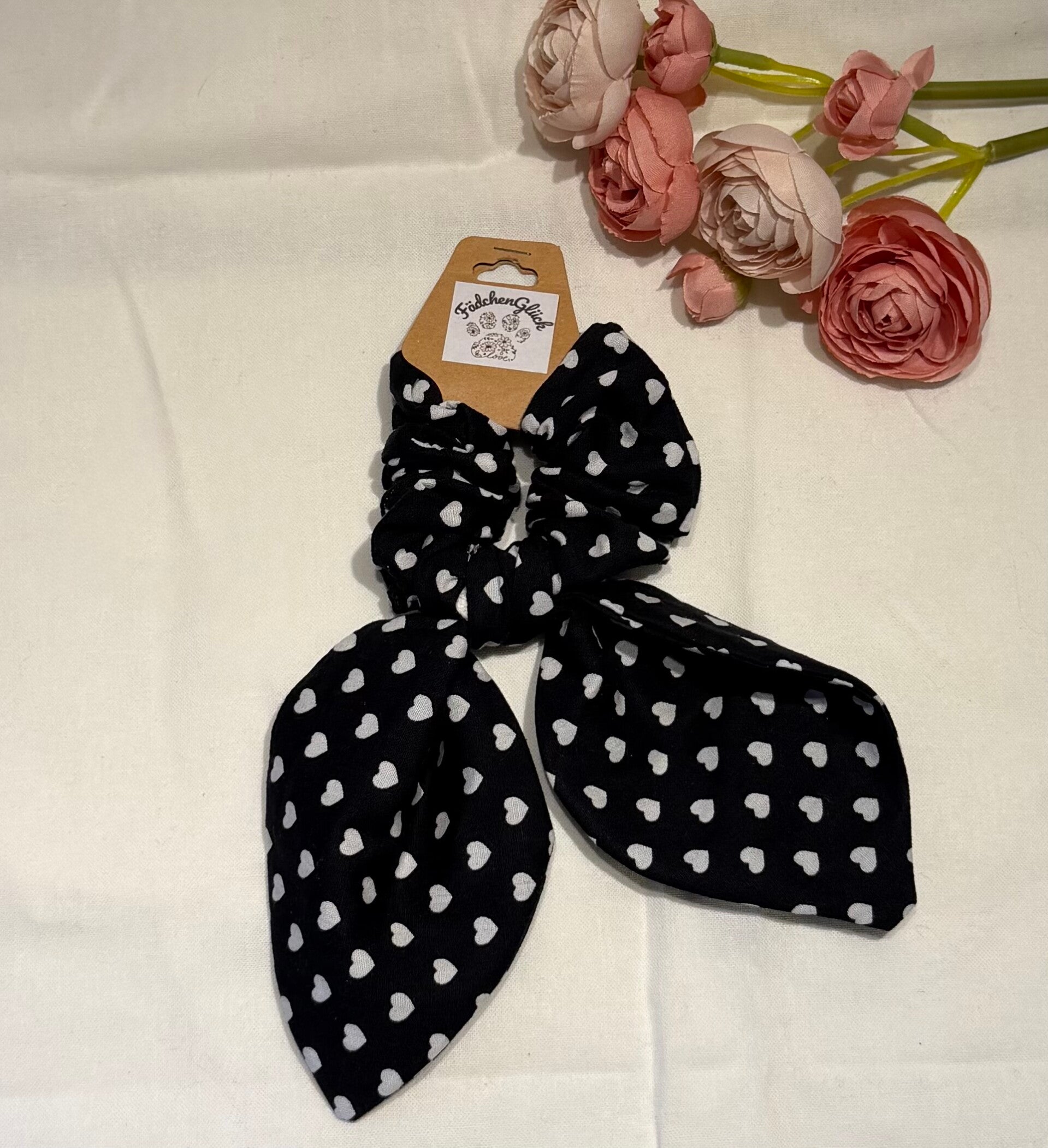 Scrunchie mit Schleife- schwarz mit weißen Herzen