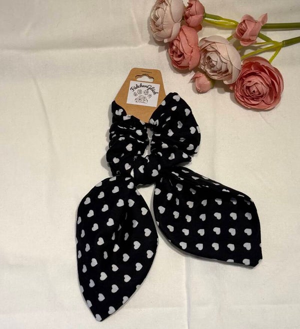 Scrunchie mit Schleife- schwarz mit weißen Herzen