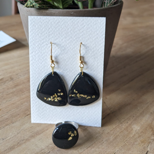 Ring + oorbellen (zwart met goudkleurige steentjes)