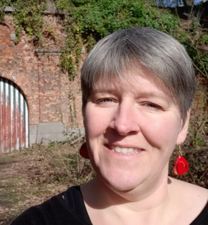 Ik ben Ellen Raaijmakers en heb een eigen bedrijfje:  Grey and Gold. Ik maak handgemaakte design producten voor in je eigen interieur of je bedrijf .  www.greyandgold.be