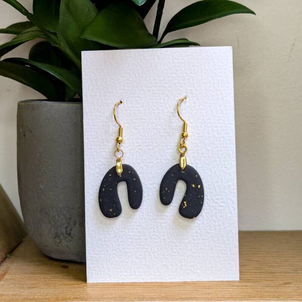 kleine hangers u-vorm met spikkeltjes bladgoud