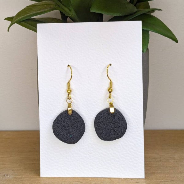 zwart organisch rond