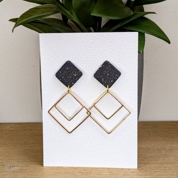 kleine zwarte vierkantjes met vierkante bedeltjes