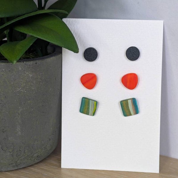 oorstekers 3 paar (groene vierkantjes, oranje en zwart)