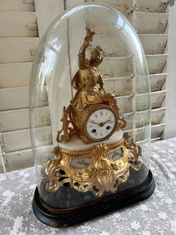 Antieke stolp met Pendule