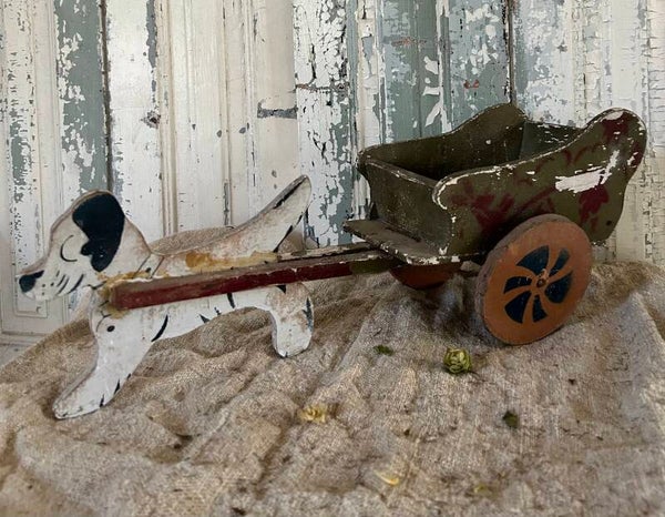 Houten hondje met karretje