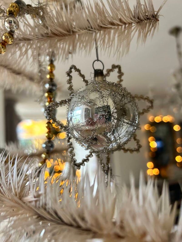 Antieke kerstbal met tinsel Nr. 4