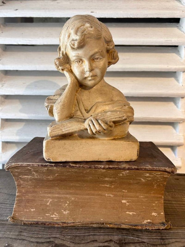 Beeldje "Lezend Meisje"