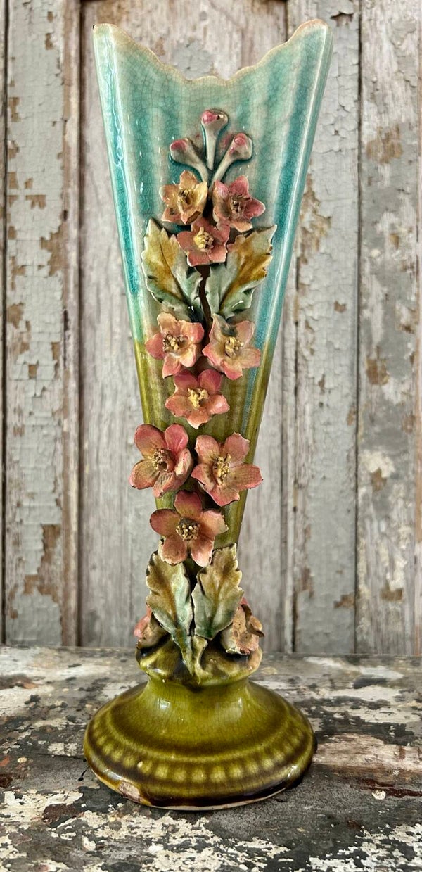 Prachtige vaas met kleurrijke bloemetjes