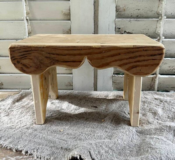 Houten opzetkrukje – sierlijk golvend model