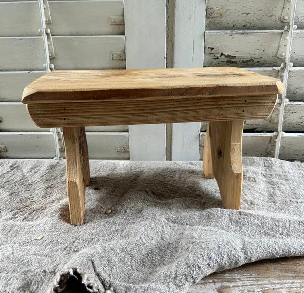 Oud houten opzetbankje – recht model  Een charmant houten opzetbankje met een eenvoudig, recht model en een authentieke uitstraling. Een mooi item om een bijzonder object, kruik of decoratief stuk op te presenteren. Ook prachtig als sfeervol detail op een