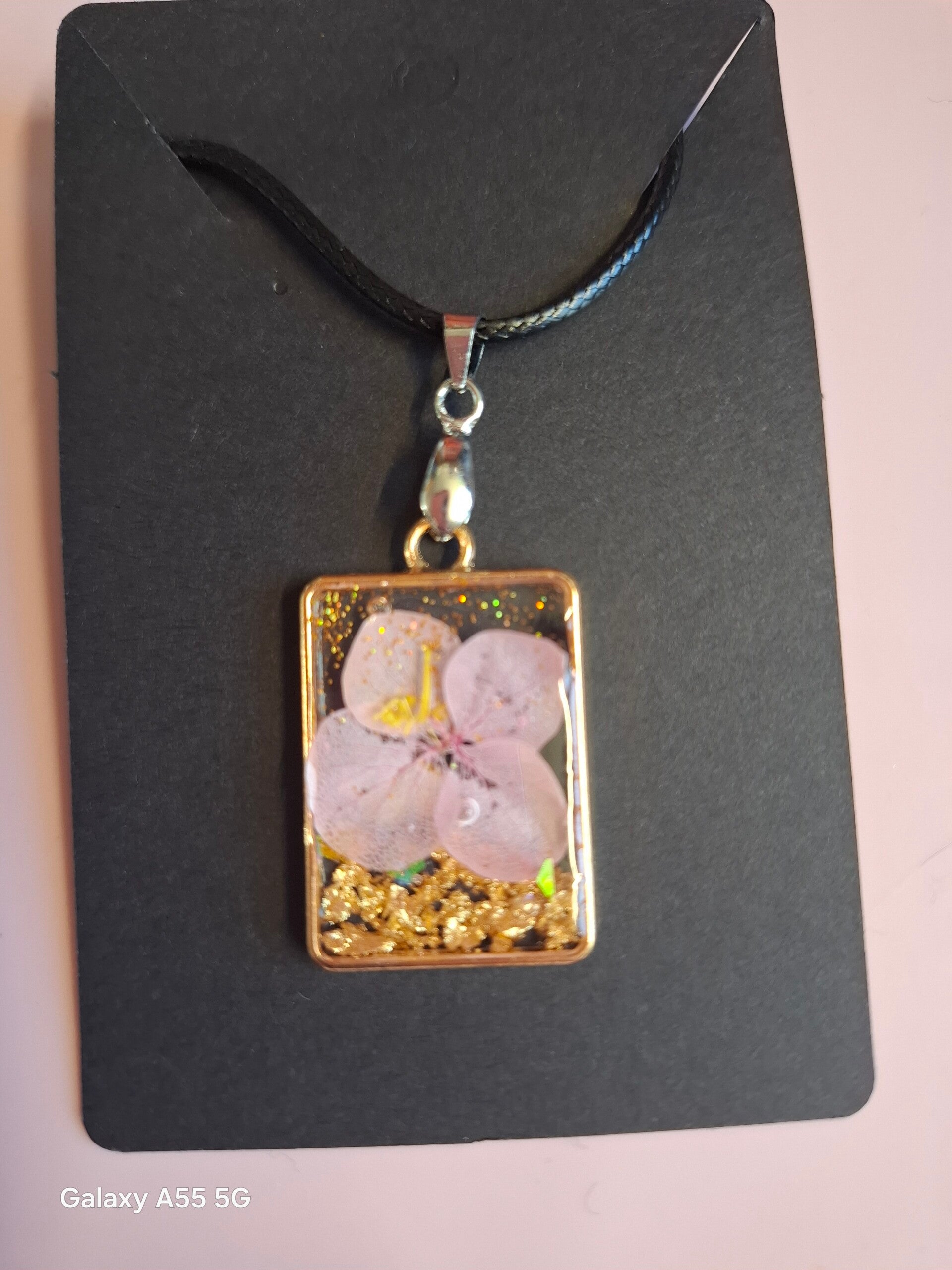 🌸✨ Création artisanale – Collier pendentif floral en résine ✨🌸