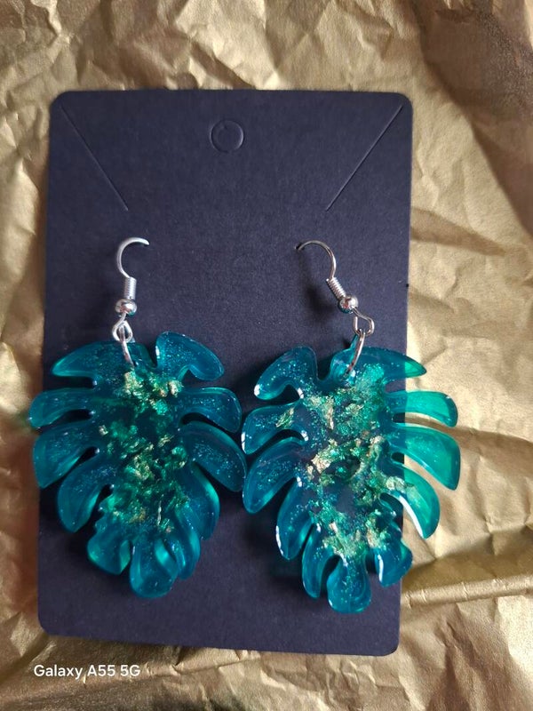🌿✨ Boucles d’oreilles feuilles tropicales en résine ✨🌿