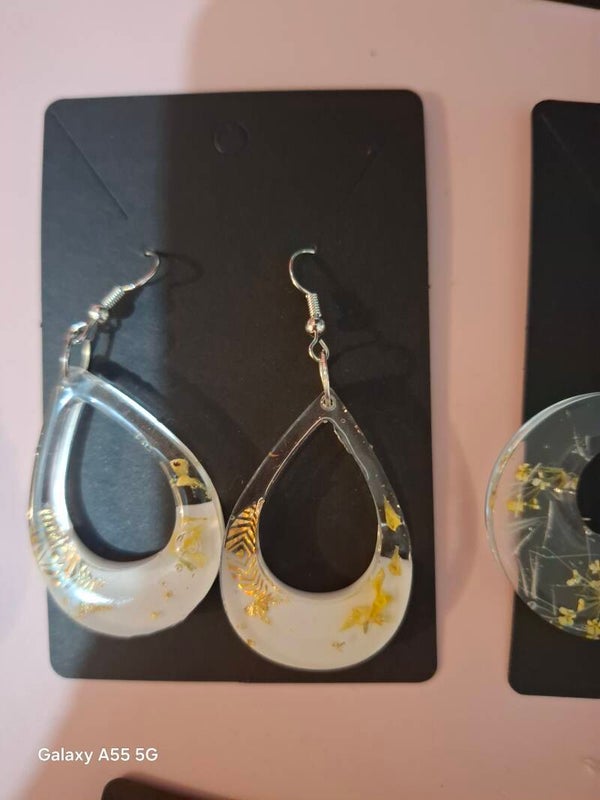 🤍✨ Boucles d’oreilles goutte en résine – Blanc nacré & éclats dorés ✨🤍