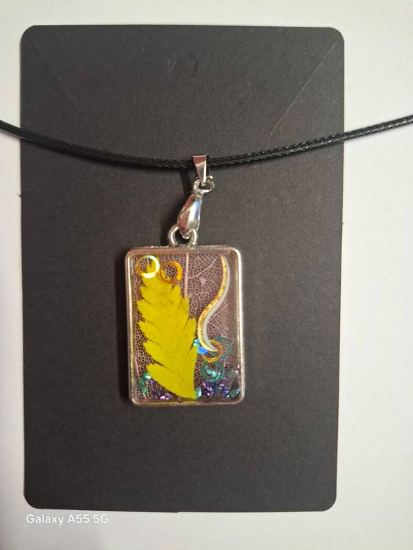 🌿✨ Nouvelle création artisanale – Collier pendentif en résine & feuille naturelle ✨🌿