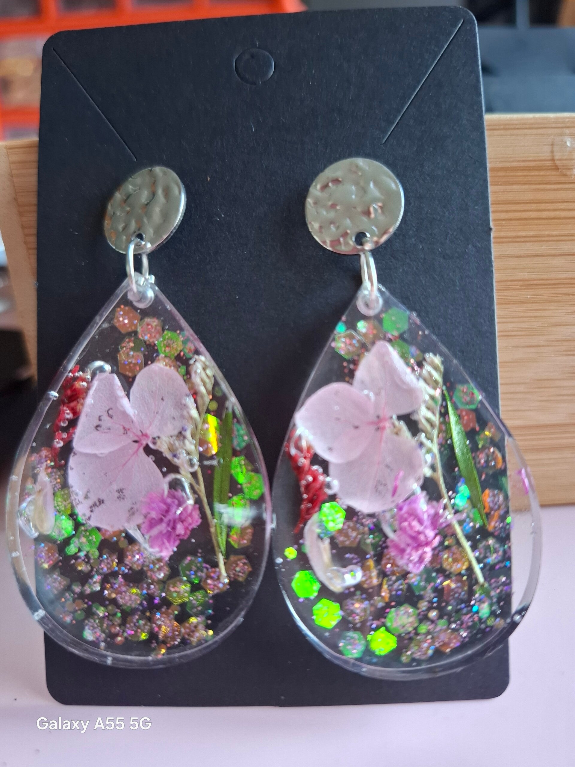 🌸✨ Boucles d’oreilles goutte en résine – Fleurs séchées & éclats scintillants ✨🌸