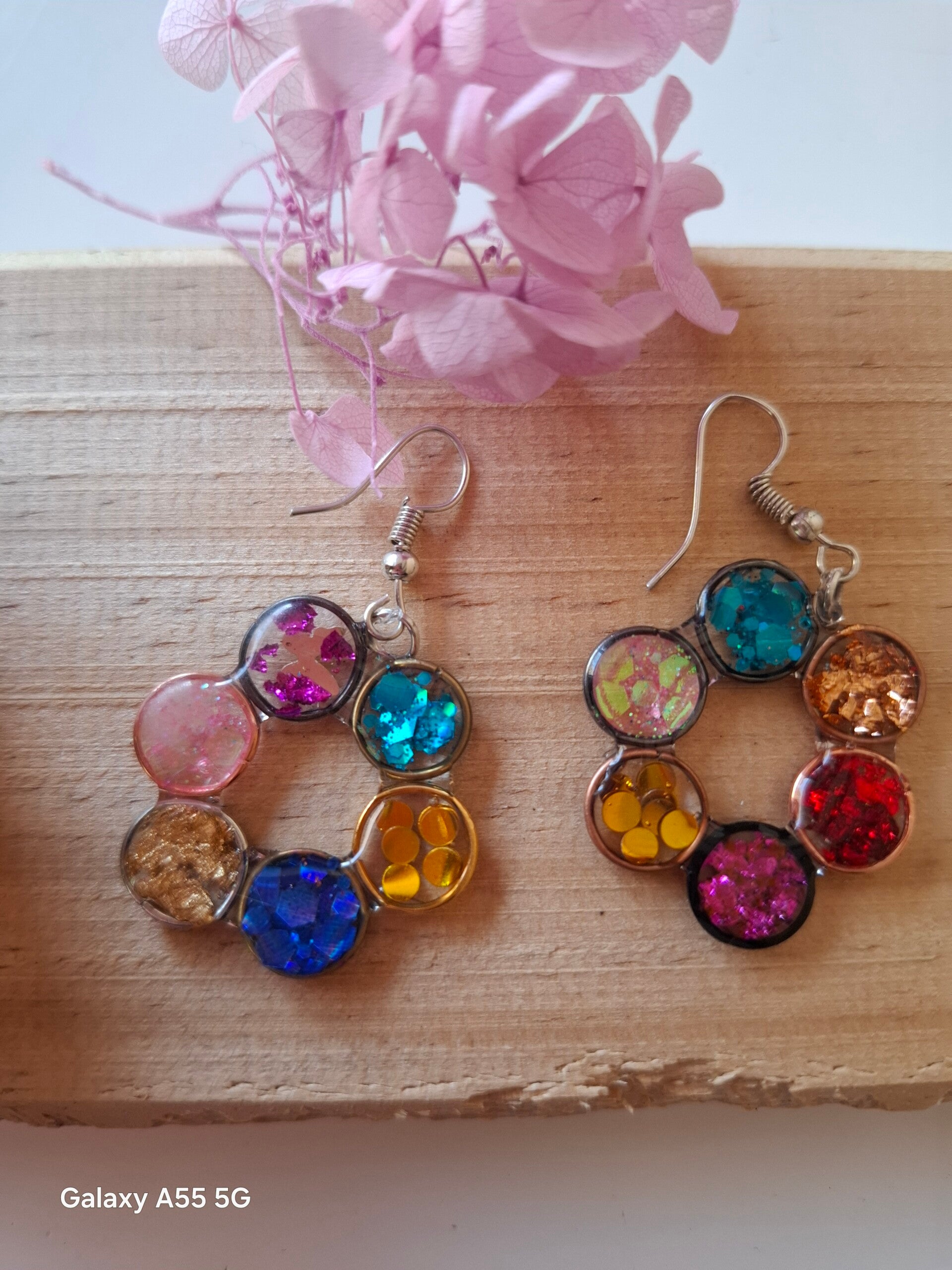 ✨ Boucles d’oreilles résine “Éclat arc-en-ciel” ✨