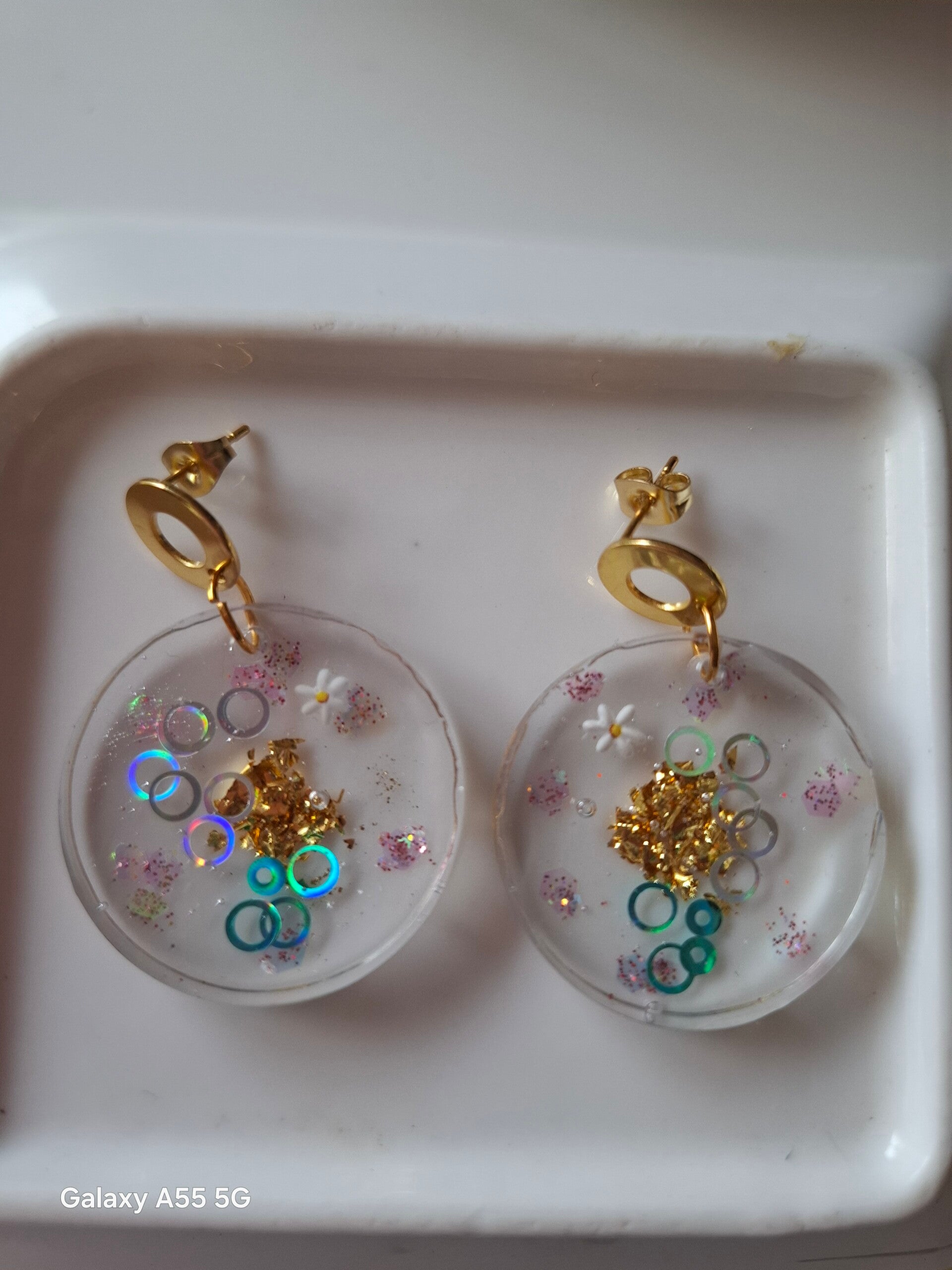 ✨ Boucles d’oreilles résine “Éclat floral doré” ✨