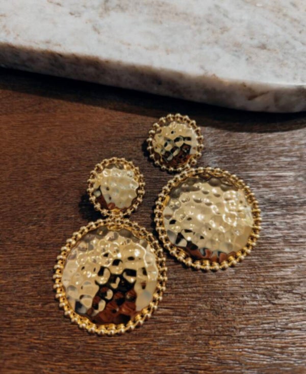 Boucle d'oreille martelée dorée
