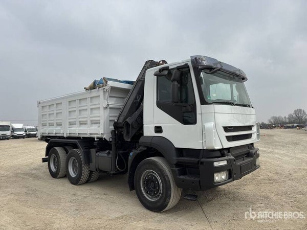 Iveco 260T36 6x4 Autocarro ribaltabile con gru